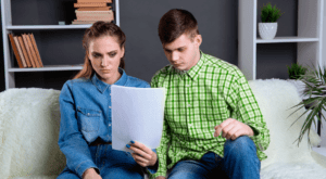 Mantenerse al día con los créditos es clave para asegurar finanzas personales sanas. Uno de los puntos básicos que deben tomarse en cuenta son las fechas de pago y las opciones que se tienen para cumplir con las mensualidades, lo cual evitará que se generen intereses moratorios que hagan crecer las deudas. En la actualidad, muchas opciones de crédito son accesibles desde internet, ya sea en el móvil o el ordenador, lo cual facilita su administración y cumplir en tiempo con los pagos. Si eres cliente de Sabadell Consumer, es importante que conozcas las alternativas que ofrece la firma para que sus clientes no tengan problemas de sobreendeudamiento. ¿Qué es Sabadell Consumer? Se trata de una compañía especializada en la financiación al consumo y cuenta con el respaldo del banco Sabadell. De acuerdo con la compañía, desarrolla su actividad a través de diferentes canales, a través de acuerdos de colaboración con diferentes establecimientos de venta minorista como concesionarios de automoción, clínicas dentales, comercios, agencias de viajes, entre otros, ofreciendo los siguientes productos: Credinstant. Línea diseñada para que los comercios ofrezcan financiamiento a sus clientes para que puedan resolver cualquier necesidad. Today Card. Tarjeta de crédito que no tiene comisión por emisión ni mantenimiento. Protección SCF. Seguro que ofrece la cobertura de pago de saldo pendiente en caso de fallecimiento o pago de las cuotas si se presentan situaciones como paro o incapacidad temporal del titular del crédito. ¿Qué opciones de pago tiene Sabadell Consumer? Si bien los clientes de Sabadell pueden estar al corriente con sus pagos en las más de mil 500 sucursales que tiene en España, existe la posibilidad de realizar las operaciones desde su aplicación móvil o a través de su banca en línea. Sabadell Consumer también cuenta con el servicio PagoFacil, herramienta diseñada específicamente para la gestión de deudas por parte de sus clientes. De acuerdo con la descripción que realiza Sabadell PagoFácil, se trata de un servicio para clientes de Sabadell Consumer Finance que les permite pagar sus cuotas impagadas mediante tarjeta de crédito o débito, de forma rápida y totalmente segura. Así, el uso de esta alternativa tecnológica es totalmente gratuito y evita que los clientes deban desplazarse a una oficina bancaria. hacer ingresos además de pagar costes de emisión de transferencias bancarias. Entre los beneficios, resalta que una vez confirmado el pago, el cliente puede descargar el correspondiente comprobante de pago o recibirlo por SMS o email. ¿Cómo saber si tengo deuda con Sabadell Consumer? Es muy importante que estés al pendiente de tus fechas de pago y no te retrases para evitar el cobro de intereses moratorios. De igual forma, el servicio Sabadell PagoFacil te permite conocer el detalle de tus mensualidades por pagar y las opciones que tienes disponibles. Recuerda también que la aplicación móvil de Sabadell es de gran ayuda para estar al día en tus compromisos con el banco. También puedes echar mano de los canales tradicionales de comunicación: Acudir a una sucursal En el teléfono 963 085 000 A través de twitter en @Sabadell_Help ¿Por qué debo pagar mis deudas con Sabadell Consumer? Recuerda que el buen comportamiento de tus pagos con el banco te evitará problemas con tu historial crediticio, lo cual puede cerrarte el acceso a prácticamente todas las opciones de financiación que en algún momento desees solicitar ya sea para atender un imprevisto, emprender un negocio, comprar un auto, por mencionar los aspectos más comunes, También debes estar al corriente para evitar que una pequeña deuda se salga de control y alcance un saldo impagable que te provocará muchos problemas económicos, desbalance en tus gastos diarios, lo cual puede derivar en problemas de estrés, peleas familiares e incluso complicaciones de salud. Si en algún momento tienes problemas con tus pagos, aplica medidas correctivas de inmediato, desde el ajuste de gastos o incluso acércate con el banco a exponer tu situación. También puedes echar mano de una reparadora de deuda que te puede ayudar a encontrar una salida acorde a tus posibilidades y poner al día tus finanzas personales.